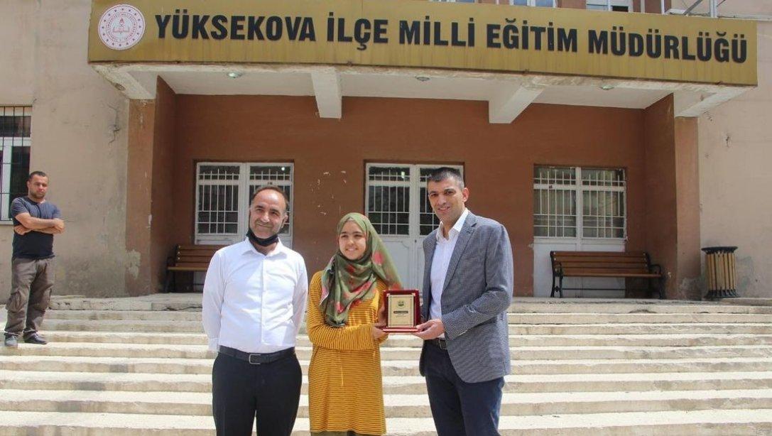 LGS sınavında il birincisi olan Yüksekova İmam Hatip Ortaokulu öğrencilerimize plaket Sn. Servet CANLI tarafından verildi.