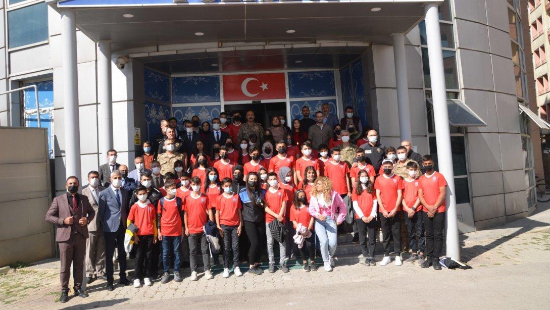 Büyük Kalplere Minik Dokunuşlar Projesi Kapsamında öğrencilerimizi Ankara' ya uğurladık.