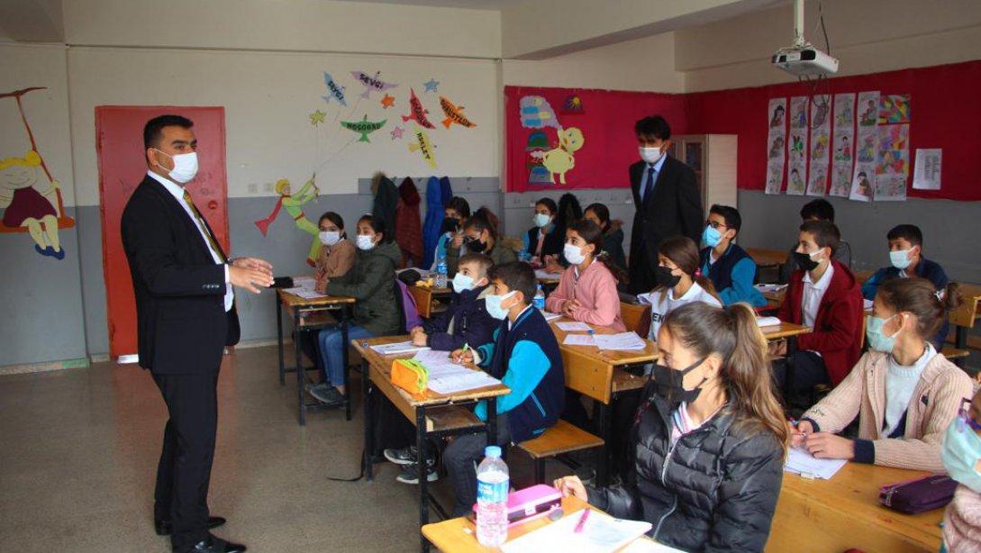 Bakanlığımızca tüm Türkiye genelinde 7. ve 8. Sınıf öğrencilerimizde uzaktan eğitim sürecinde ortaya çıkan öğrenme kayıplarının tespiti amacıyla sınav gerçekleştirildi.