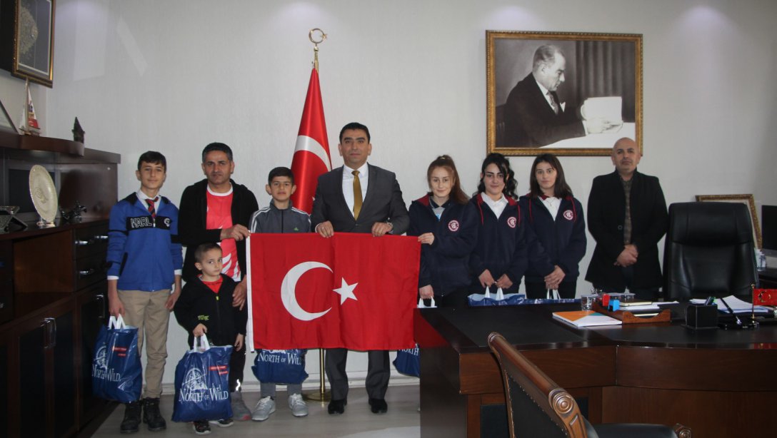Türkiye Wushu Kung-fu Şampiyonasında Türkiye Dereceleri Alan Öğrencilerimizden İlçe Milli Eğitim Müdürümüze Ziyaret